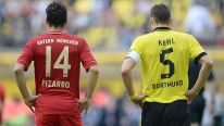 Dortmund's midfielder Sebastian Kehl (R) stands next to Bayern Munich's Peruvian striker Claudio Pizarro 