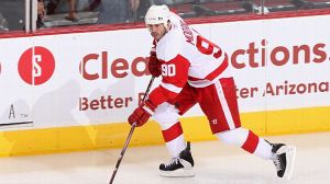 Mike Modano #90 of the Detroit Red Wings