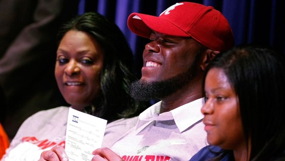A'Shawn Robinson of Arlington Heights, Texas, announces his intent to play football at Alabama during a ceremony in Fort Worth on Wednesday, February 6, 2013.